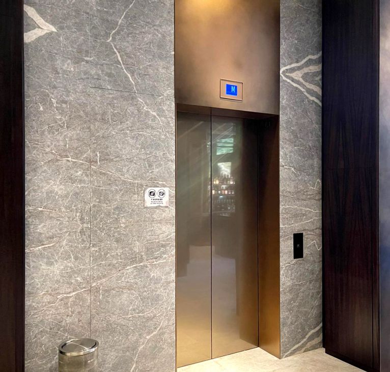 central_peak_wall_panelling_lift copia